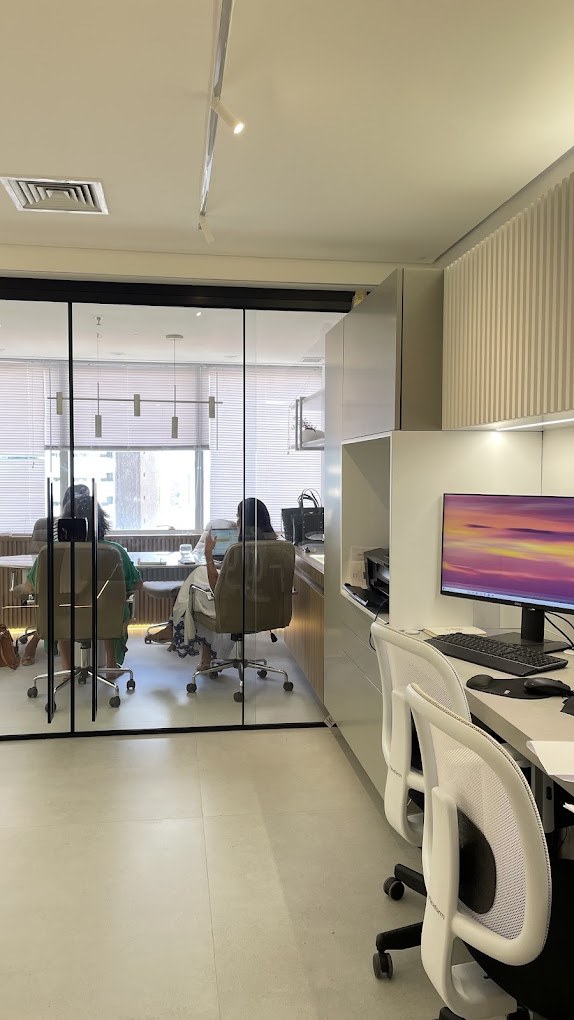 Sala de reunião envidraçada do escritório Sta Advogados Associados