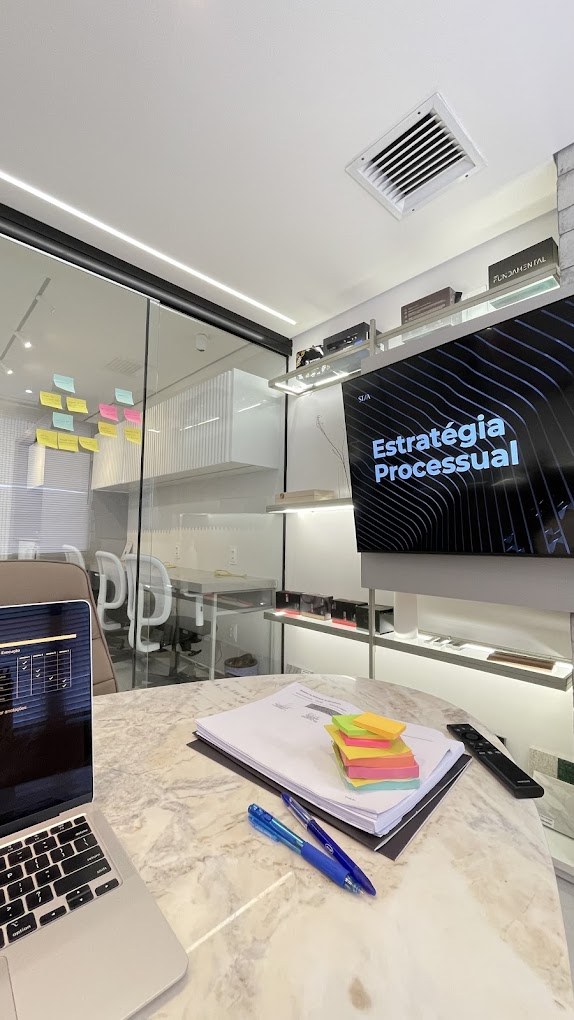 Reunião de estratégia processual no escritório Sta Advogados Associados